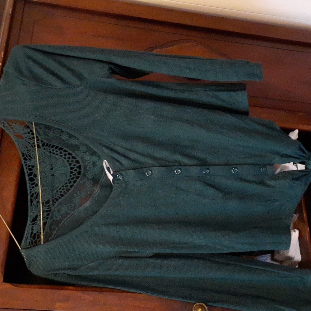 Green long sleeve crop top type shirt, sz M